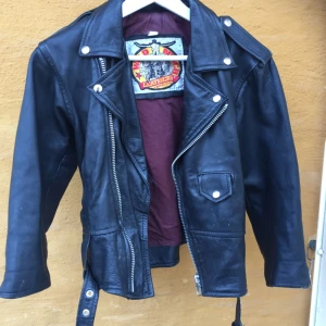  - Läder/biker jacka stl XS kort modell. Vinrött tygfoder. Fint skick. Skickas mot frakt!