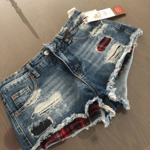  - Helt nya jeans shorts köpta från Pull&Bear.  Passar XS. Pris 100kr.
