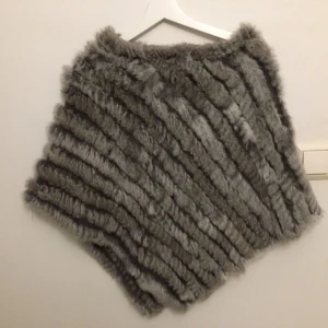  - Har en knappt använd grå poncho av äkta päls liggandes här hemma som aldrig kommer till användning. Observera att om ni lägger ett bud så ska det inkludera frakten 💞 Storlek: one size (swish enbart)