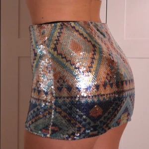  - Paljettkjol i pastellfärger! Oanvänd, har bara legat i min garderob.  Mjukt svart material på insidan.  Kan mötas i Stockholm, annars står köparen för eventuell frakt.