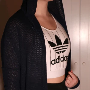  - Super mjuk stickad kofta med stor luva! Kan mötas i Stockholm, annars står köparen för eventuell frakt.