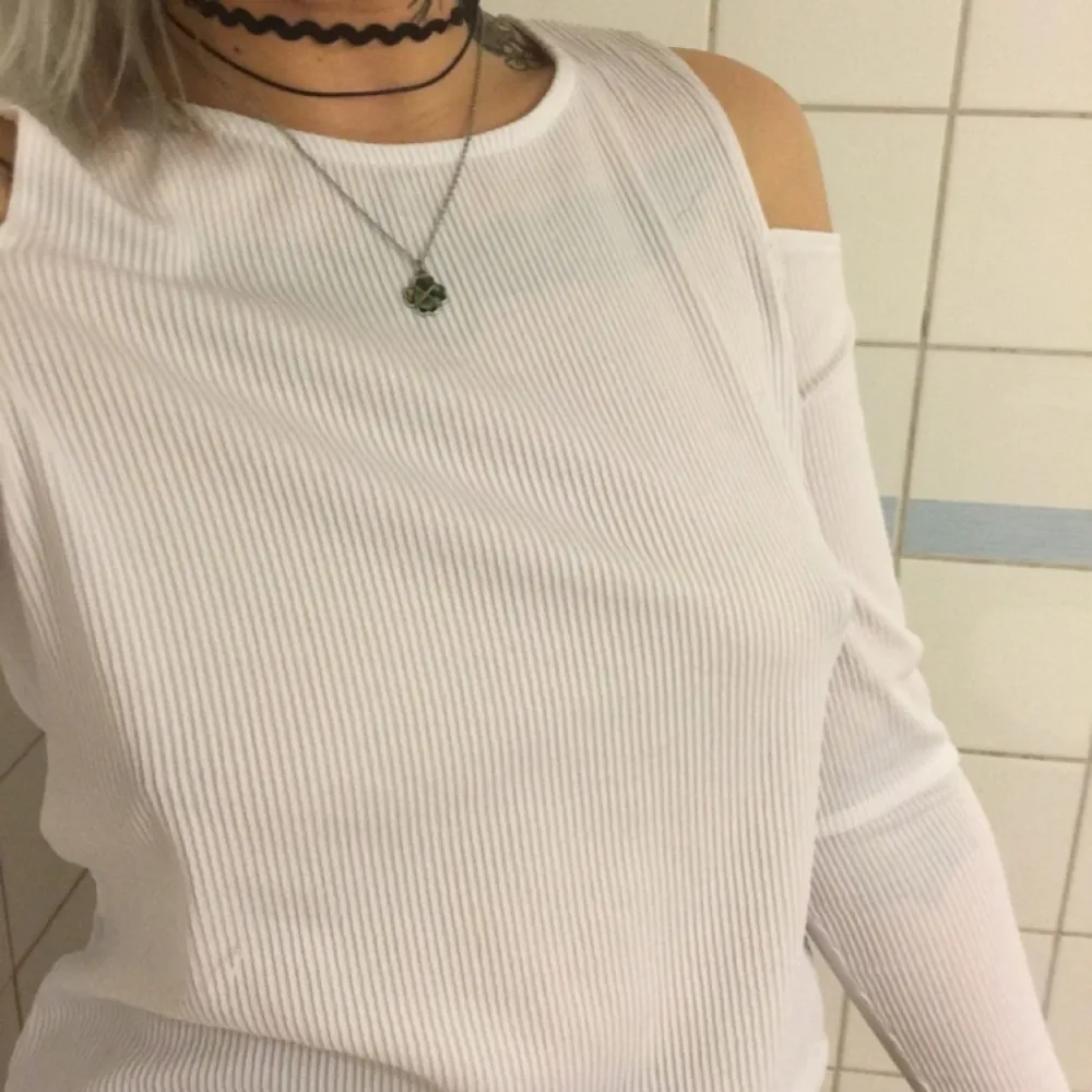 Vit cutout-shoulder tröja från zara. Använd fåtal ggr. Står storlek large i den men passar både medium och large. . Toppar.