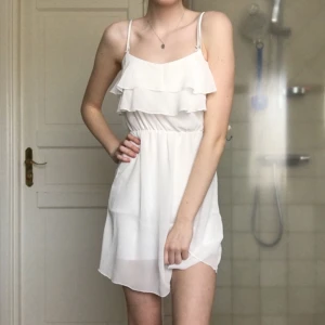  - Vit somrig klänning. Perfekt till studenten, själv använde jag den när jag gick ur 9an. Superfint skick men lite för kort för mig nu🌟 frakt: 36kr