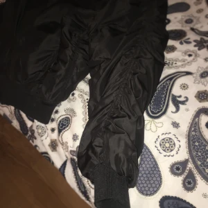  - Bomberjacka köpt på forever 21 använd 3 gånger. Säljer då den är för stor. Bra kvalitet, räfflad vid ärmarna. Köpt för 400 säljer för halva priset. köparen står för frakt. Kan även mötas upp runt Malmö/ Lund