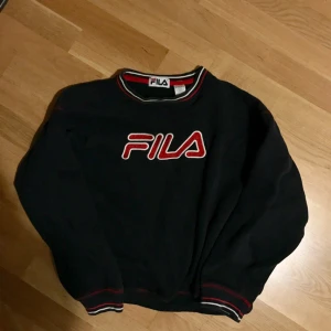  - Snygg och mysig tjocktröja från Fila! köparen står för frakten ✨