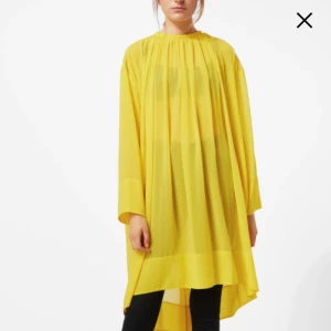  - Slutsåld klänning från Weekday, tunt creppat material. Storlek XS, ny med lapparna kvar. Skulle säga att den även passar S/M då den är oversize. Nypris 500kr. Knäpps med knapp i nacken. Frakt 35kr 