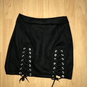  - Superfin kort kjol som inte har kommit till användning på grund av att den är förliten vid midjan. Köpare står för frakt 