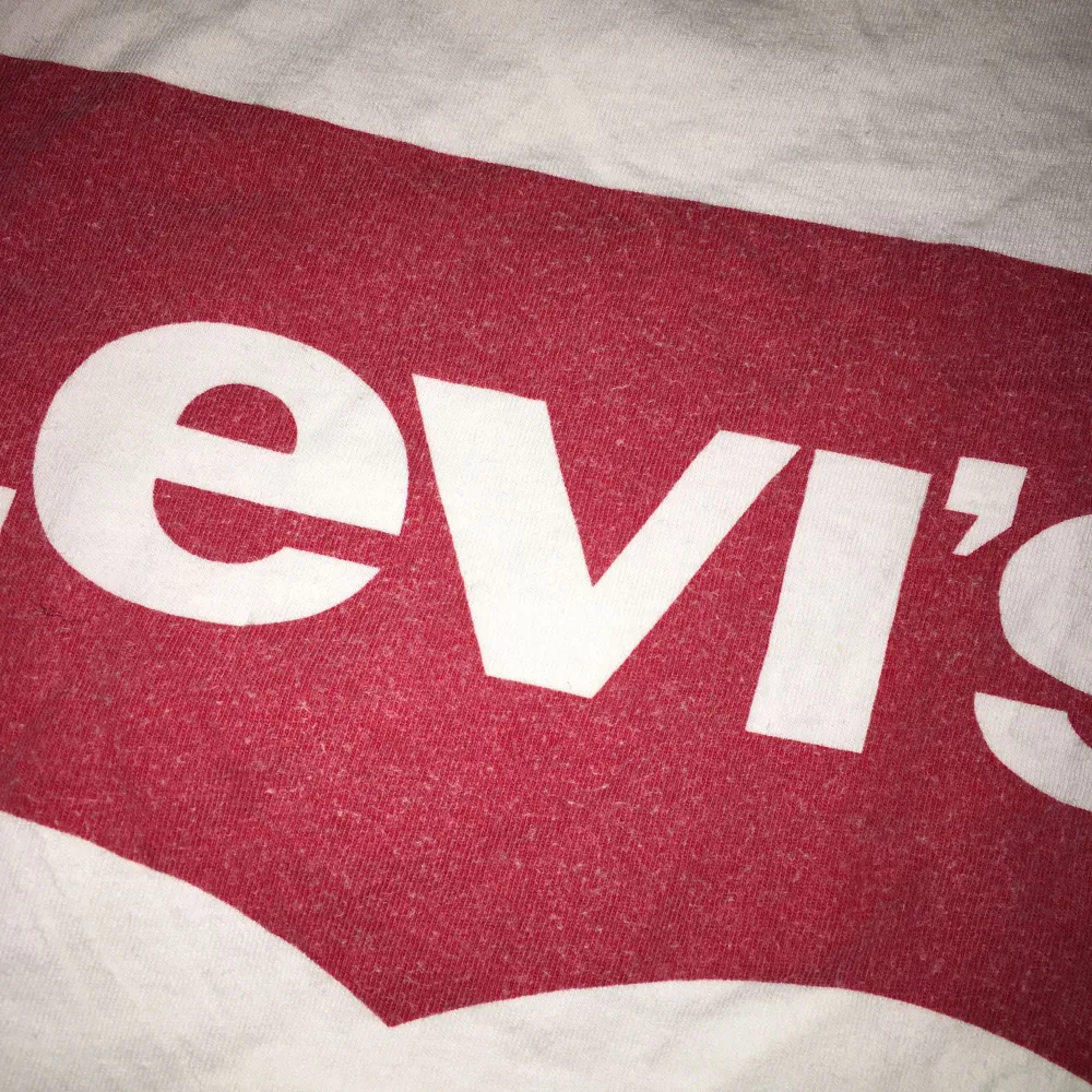 Croppad t-shirt från Levis. fraktkostnad tillkommer!. T-shirts.