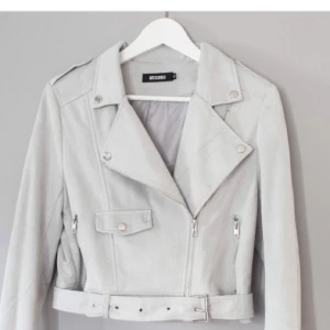  - Suede jacka, mycket fint skick! Köpt på plick men tyvärr fel storlek. Vid förfrågan kan fler bilder skickas  Frakt tillkommer