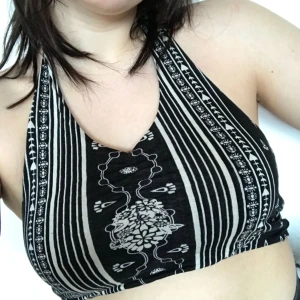  - Halterneck linne med knytning i rygg och nacke. Använt typ två gånger. Sjukt fint till sommaren!  Frakt 45:- eller mötes i jkpg/habo 🌼