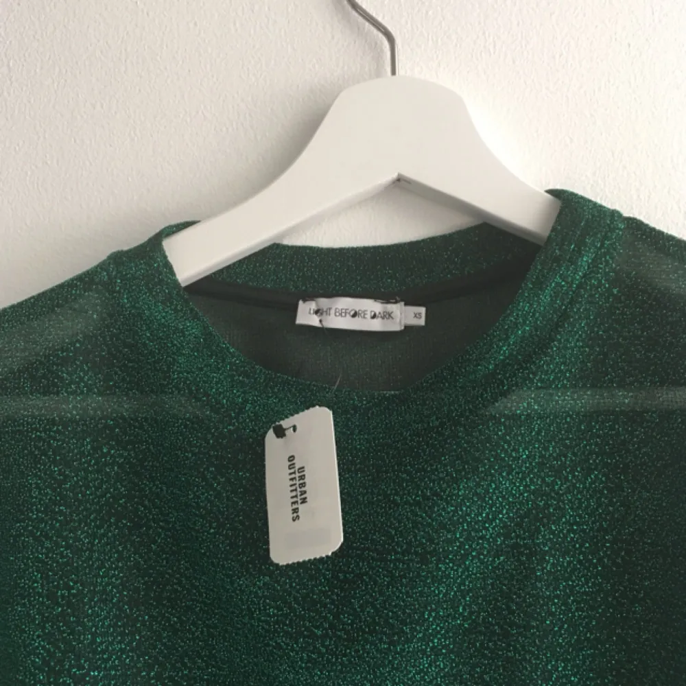 Oversize-modell, genomskinlig. Prislappen är kvar för insåg att den är för cool för mig.   Köpare står för frakt (50 kr) eller möts upp i Stockholm 🙌🏼. T-shirts.
