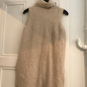  - Stickad tröja som är snygg över T-shirt