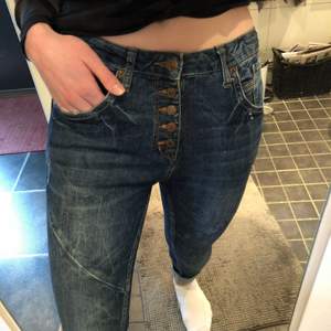Helt oanvända jeans från Ginatricot i strl 36. Loose fit, köparen står för frakt. 