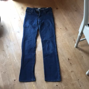  - Jätte snygga jeans från Lee i formen Marion Straight. Inte använda så mycket, formar rumpan väldigt bra och är helt rakt formade. 