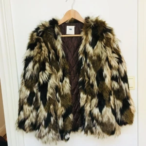  - Fantastisk fuskpäls i olika färger, köpt på second hand. Varm å go! 