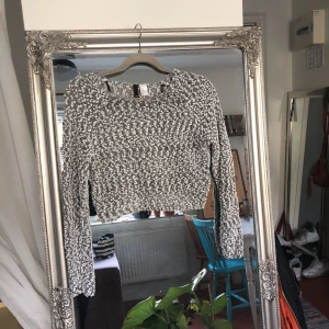  - Croppad tröja från H&M. Märkt M men passar även S. Kan mötas upp i Halmstad eller posta, då tillkommer frakt. 