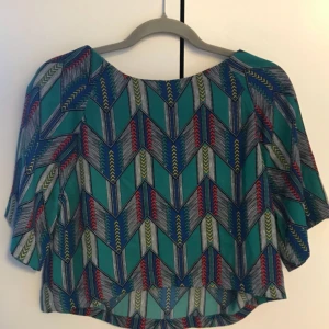  - Jättefin croppad blus köpt i USA! Knappt använd. Frakt tillkommer