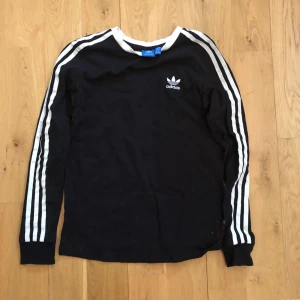  - Adidas långärmad fint skick! Frakt 39:-