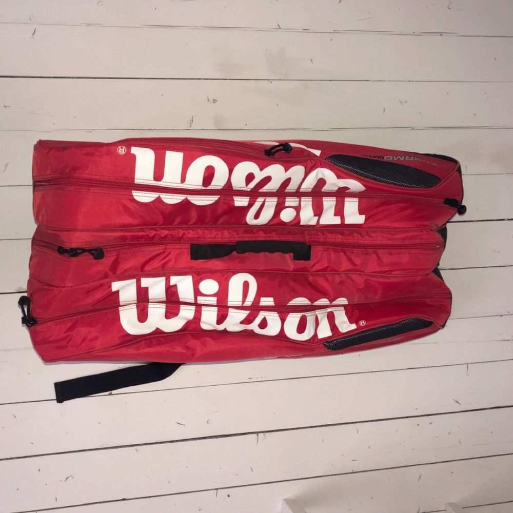 Tennis väska från Wilson, tre stycken fack som tennisrack får plats i. Använd enstaka gånger så i nyskick. Köpt för ca 1200kr. Frakt 140kr . Väskor.
