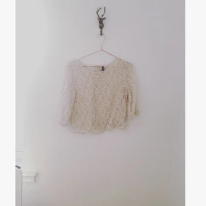  - Liten 38a Söt spetsblus knappar i ryggen