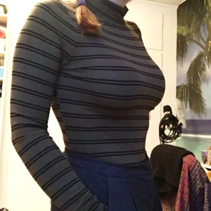  - Säljer denna extremt sköna polotröjan! Materialet är stretchigt, militärgrön och tunn så det blir behagligt varmt. Kan fraktas. Betalning sker via swish. ✨