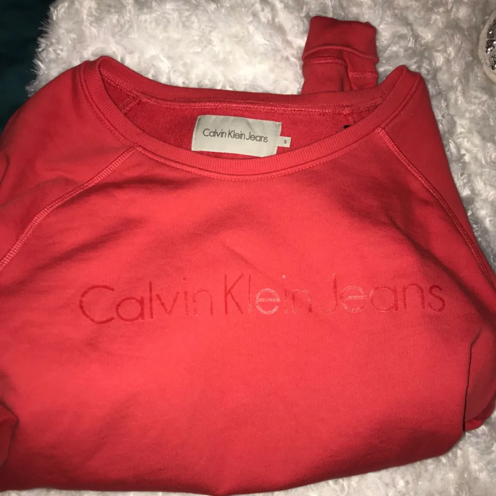 Calvin Klein sweatshirt i fint skick! Säljes då den blivit för liten för mig. Passar storlek XS-S. Röd färg som överensstämmer med bilderna. I priset ingår frakt. . Tröjor & Koftor.