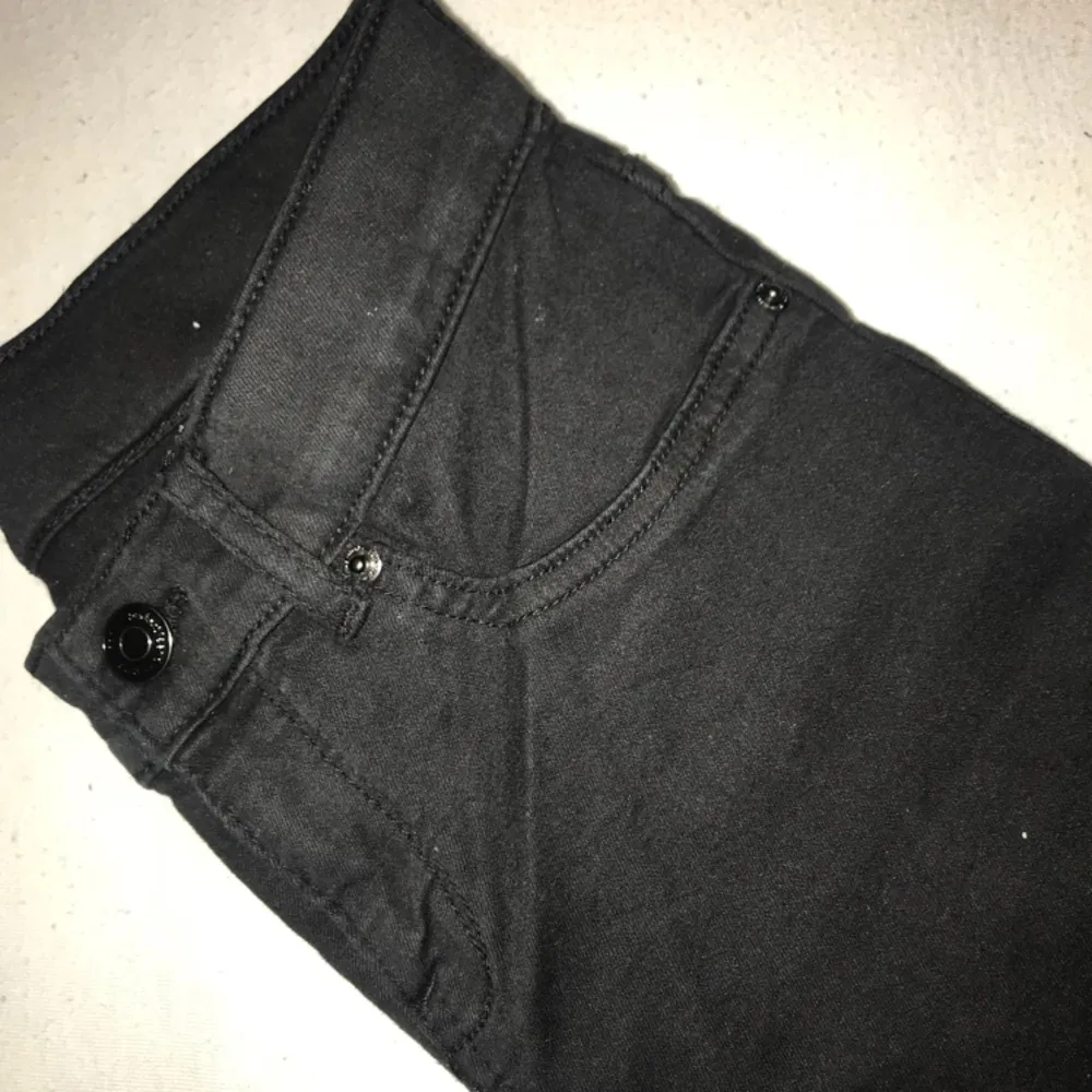 svarta tajta jeans från gina tricot. aldrig använda.  väldigt tajta efter tvätt men töjs ut sig efter några användningar. köpare står för frakt.. Jeans & Byxor.