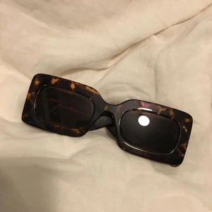  - Helt oanvända, trendiga solglasögon från Verge girl. 