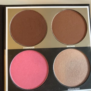  - Contouring/ bronzing kit; aldrig använt, testade bara färgerna.  Köparen betalar frakt 