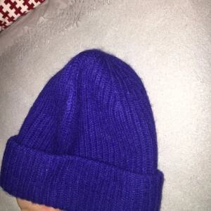  - Mörkblå mössa från Monki, aldrig använd! säljes för 70kr (frakt medräknat i priset) 🌸