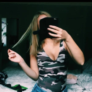  - Camobody i storlek S men passar även mig som har storlek M. Man knäpper ihop den mellan benen. Möts upp i Stockholm! Annars står köparen för frakt. I perfekt skick och använd fåtal gånger