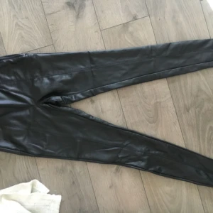  - Byxor i fakeskinn. Jag är 175 lång och tycker dom är lite för korta annars snygga!