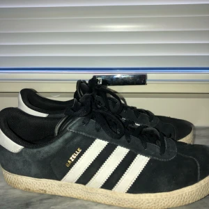  - Adidas sneakers som har använts under en vår. Tyvärr blekts lite på olika ställen. Sälja billigt då jag endast vill bli av med dom. Storlek 38 2/3