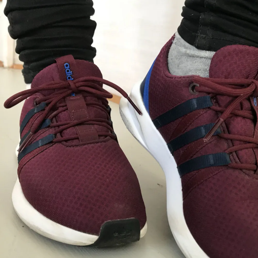 Vinröda Adidas original loop racer skor. De är endast använda tre gånger och är i bra skick, knappt något slitage. . Skor.