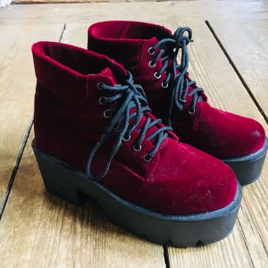  - Vinröda skor i nåt typ av sammetstyg. Dom är väldigt lätta då klackarna är av plast. Aldrig använda (tyvärr!!) möts upp i centrala Stockholm annars tillkommer frakt 🌴