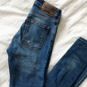  - Högmidjade jättefina jeans från Crocker. Bra skick. Sitter tight och fint på.