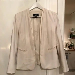  - Kavaj från HM. Möts upp i Sthlm eller skickar mot fraktkostnad. 