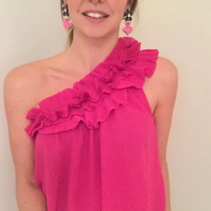  - Topp med A-form samt dekorativt axelband.