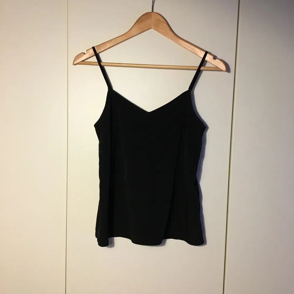 Silky satin black cami top from ASOS. Simple and classic. . Toppar.