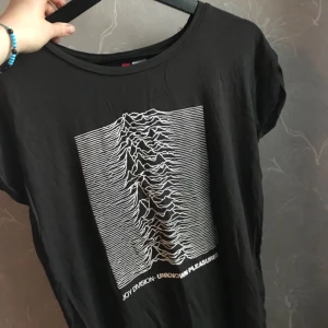 - Grå/svart Joy Division t-shirt från h&m. Storlek XS men sitter mer som en S. 