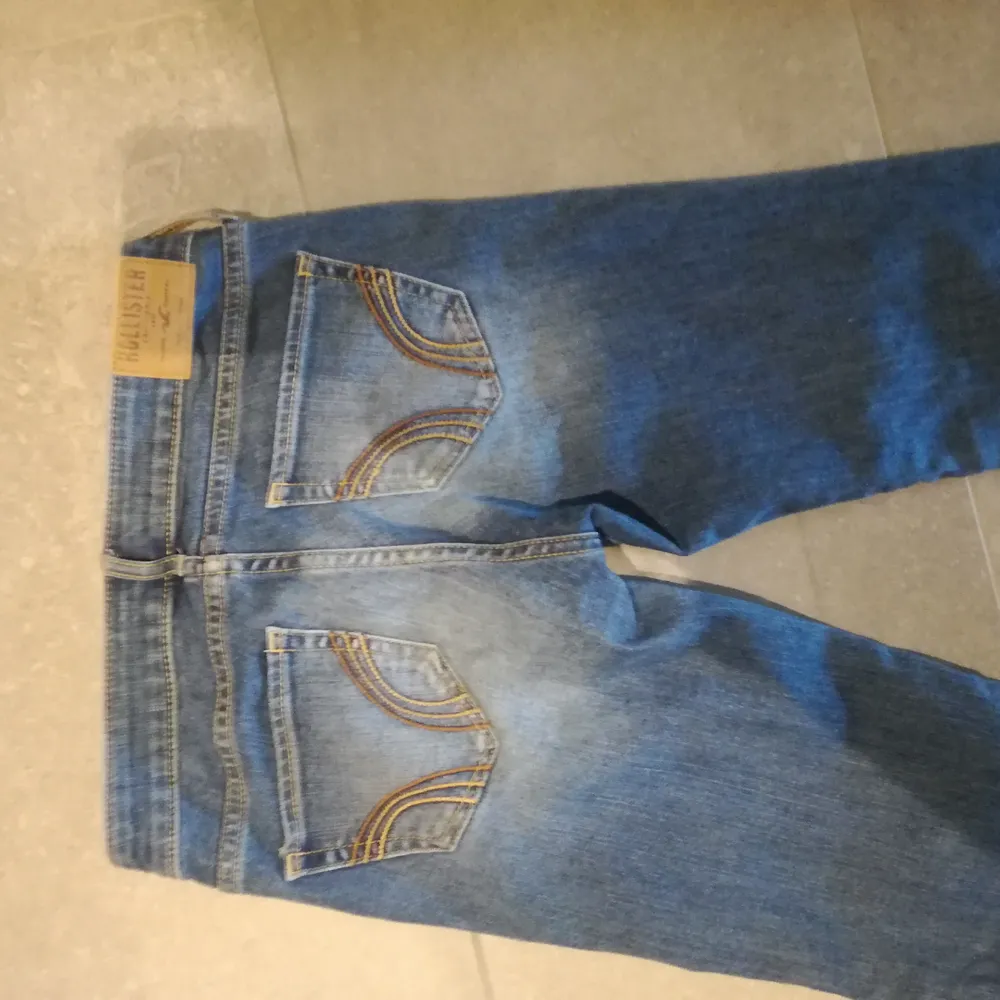 Stretchiga hollister jeans med låg midja, och lite bootcut, sitter super snyggt men dom är för små för mig.. Övrigt.