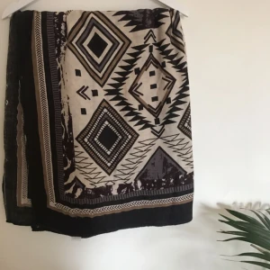  - Superfin mönstrad halsduk från H&M.