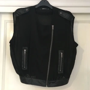  - Väst i svart något transparent tyg samt skinnimitation. ⚡️ Från ginatricot i storlek 36. 📍 Hämtas i Hornstull eller skickas mot att köparen betalar frakten! 💌