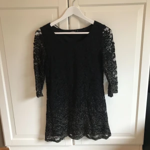  - Svart/guldglittrig klänning från KappAhl i storlek S. Fint skick, endast använd ett fåtal gånger. 
