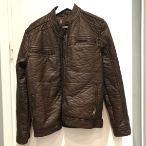  - Skinnjacka (dock inte äkta) storlek S, kan hämtas i centrala Stockholm. 