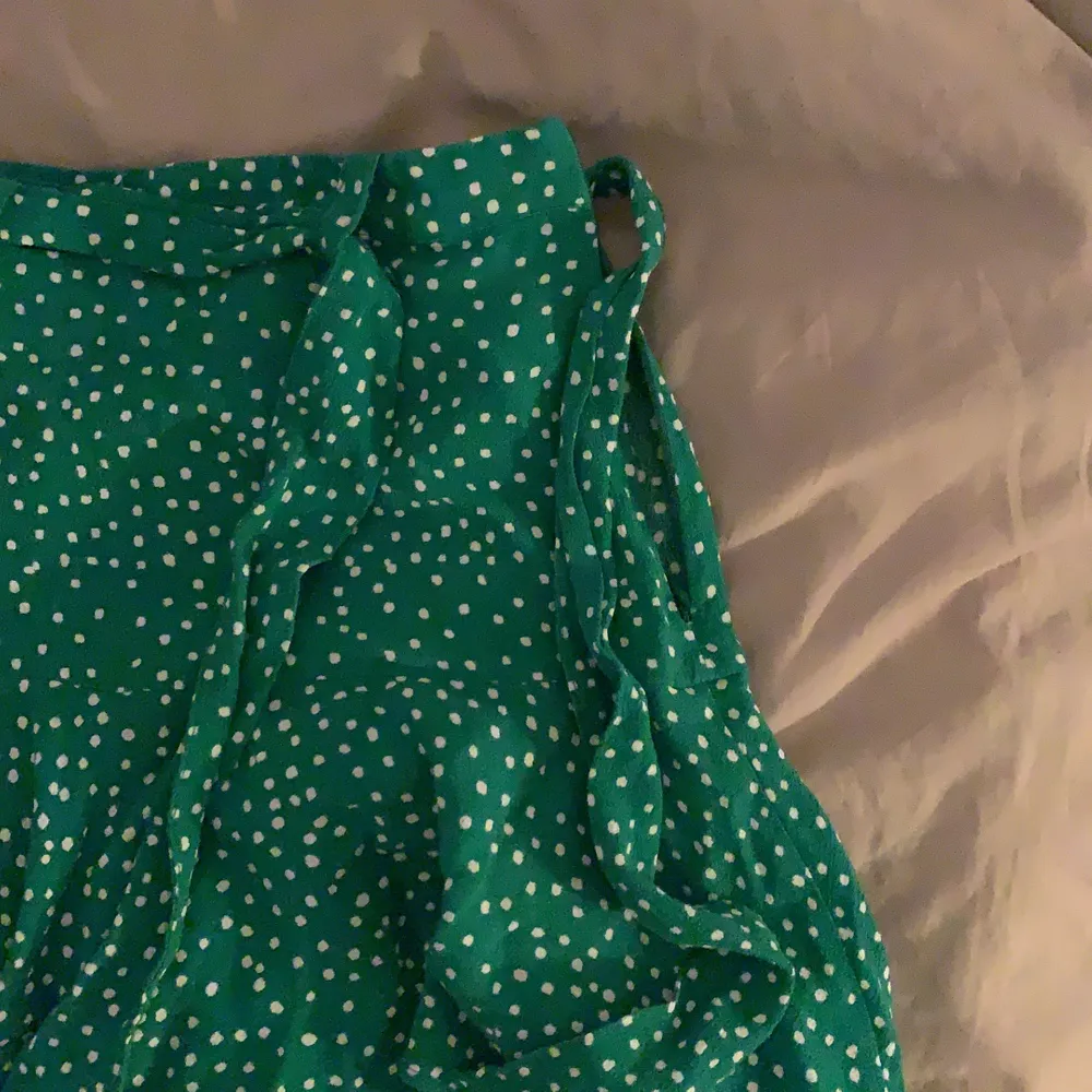 Säljer min jättefina kjol som tyvärr har blivit för liten. Det är en vit och grön prickig kjol från Zara i strl XS. Har dragkedja på sidan och knytning runt midjan. Insydda shorts under i samma material som kjolen (väldigt effektivt). Köparen står för frakten (priset+frakt). Högsta bud 200kr just nu!💖. Kjolar.