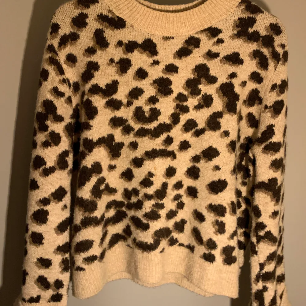 Stickad tröja med leopardmönster från H&M stl S. Använt ca 5 ggr, väldigt bra skick. . Stickat.