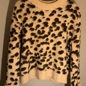 Stickad tröja med leopardmönster från H&M stl S. Använt ca 5 ggr, väldigt bra skick. 