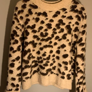 Stickad tröja med leopardmönster från H&M stl S.  - Stickad tröja med leopardmönster från H&M stl S. Använt ca 5 ggr, väldigt bra skick. 