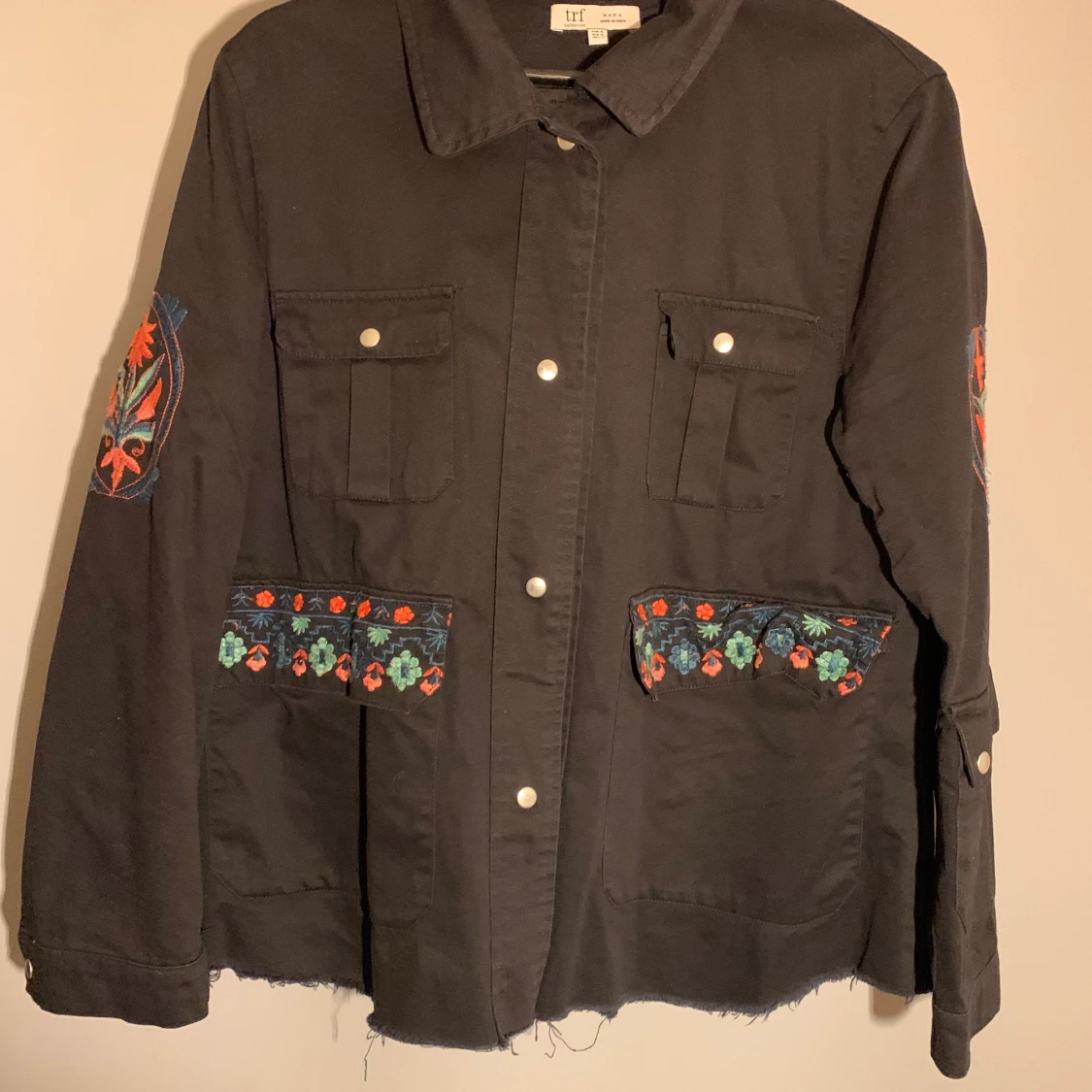 Svart jacka med blommiga detaljer från Zara.